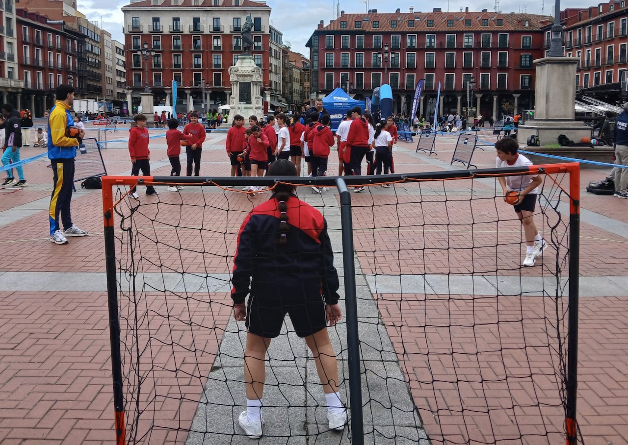 El Recoletas lleva el balonmano al Día Internacional de la Educación Física en la Calle